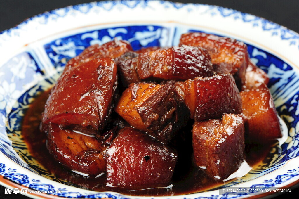 美味红烧肉盛于蓝白瓷碗