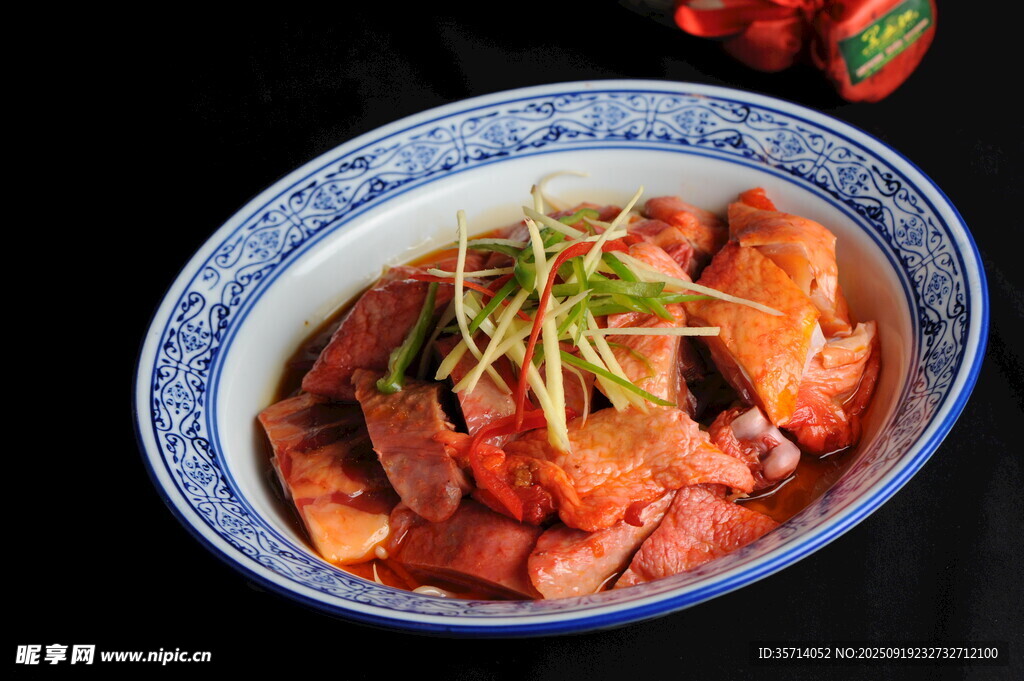 蓝碗盛的美味红烧鸡块