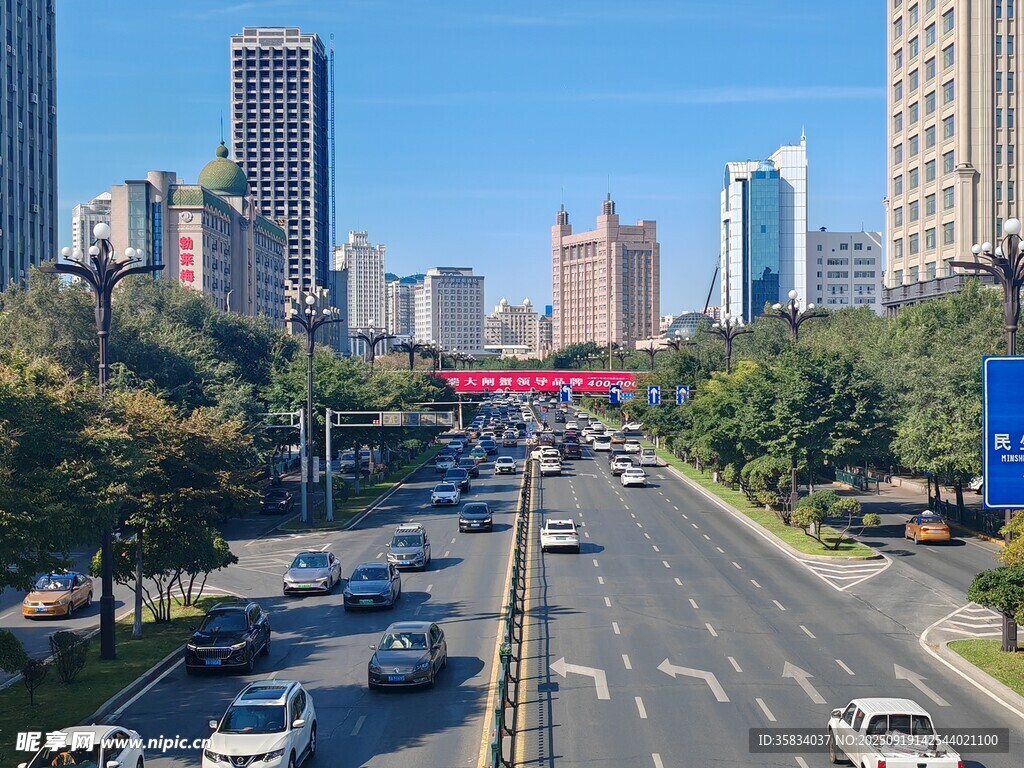 城市繁华道路景象