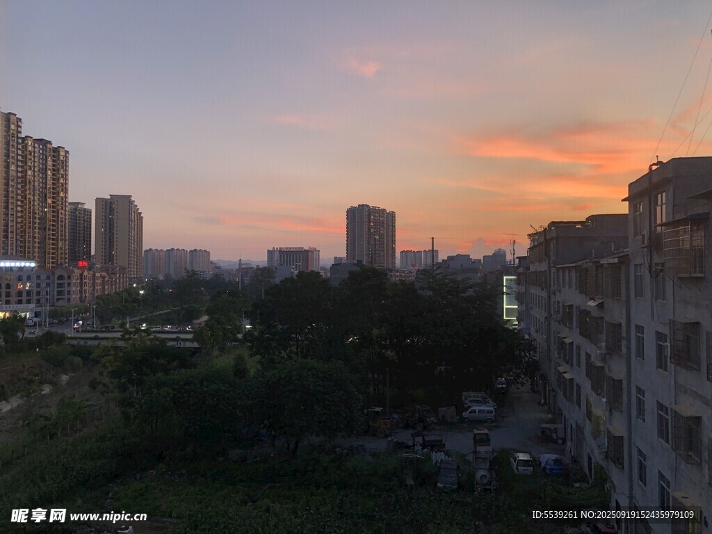 城市黄昏景色