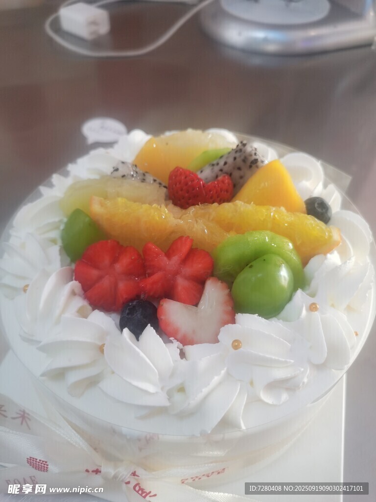 水果装饰的美味奶油蛋糕