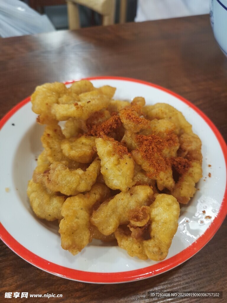 美味油炸小食摆于盘中