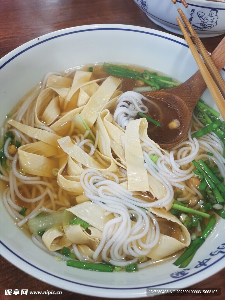 美味腐竹青菜面条