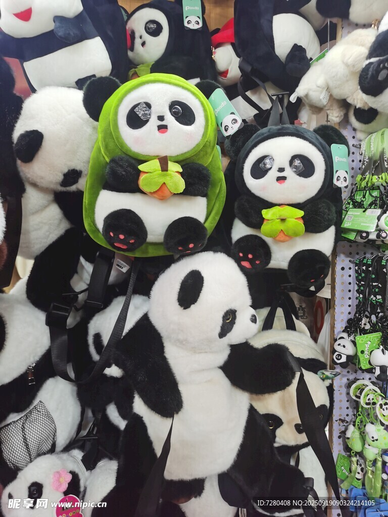 可爱熊猫玩偶堆叠展示