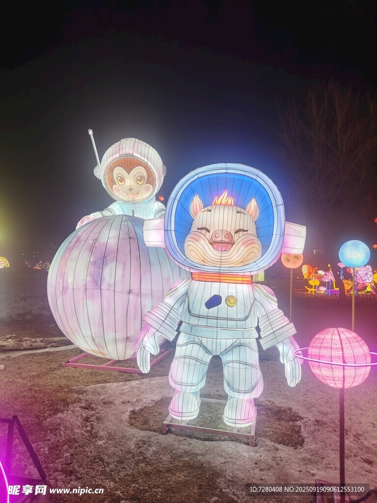 太空主题萌趣人偶展示