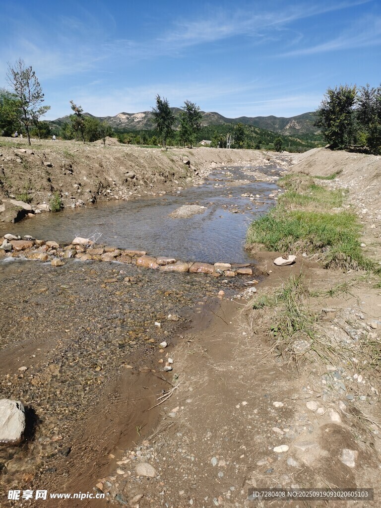 野外泥泞积水的荒芜之地
