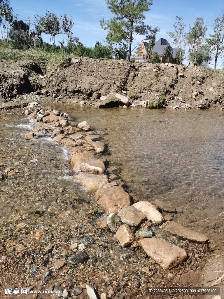 溪边石径自然野趣景致