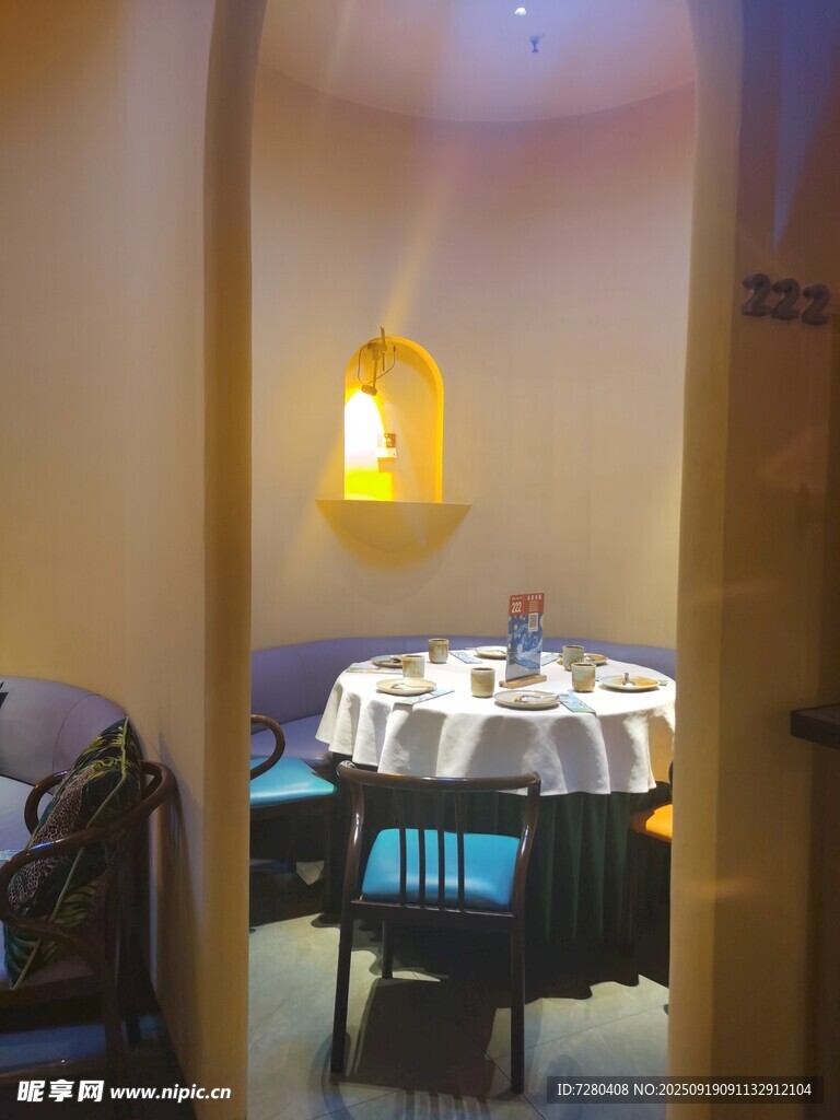 温馨雅致的室内用餐场景