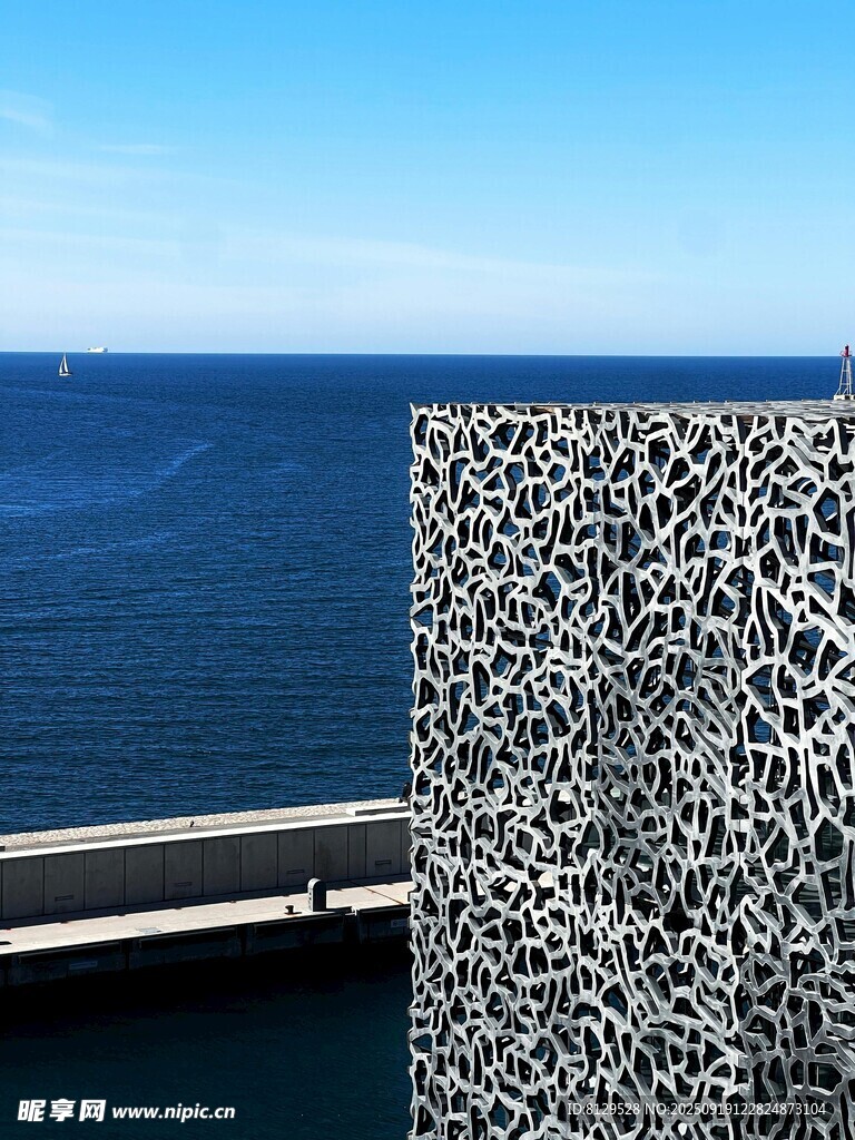 海边镂空建筑景观