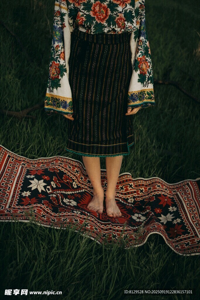 赤脚女子立于花纹地毯上