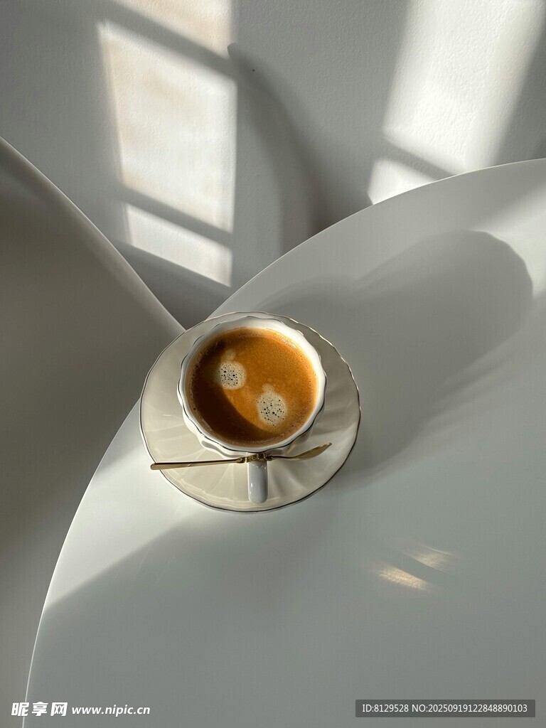 窗边精致小杯咖啡