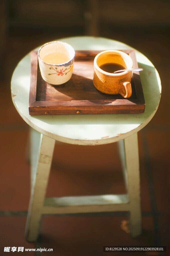小凳上的温馨茶点时光