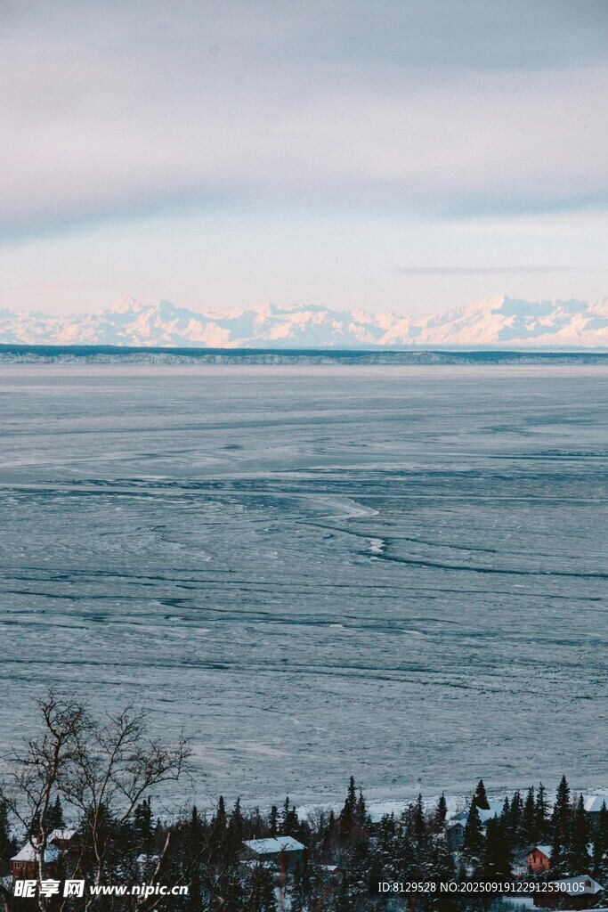 广阔海面与远处雪山景观