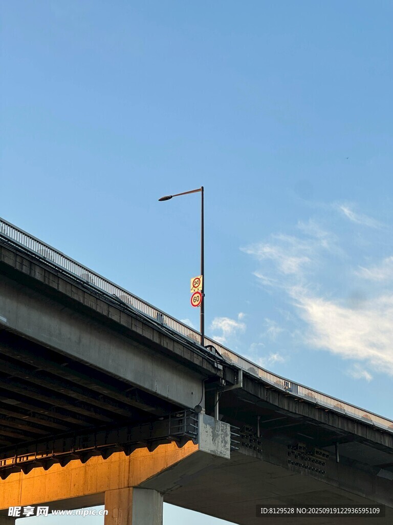 高架桥与蓝天的风景