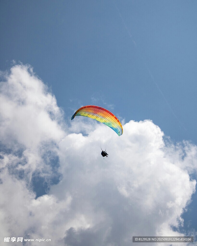 天空中绚丽滑翔伞