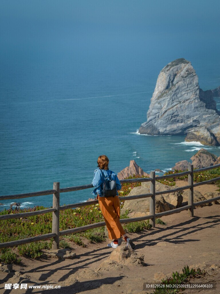 海边徒步者赏壮丽海景