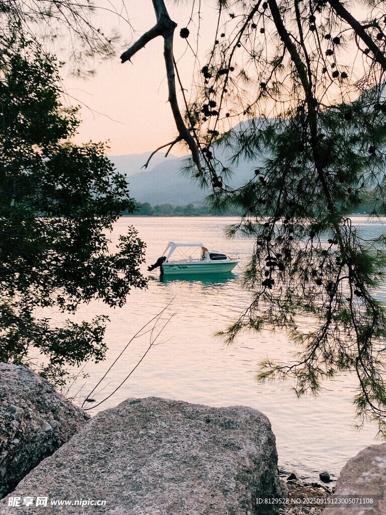 湖畔小船静景