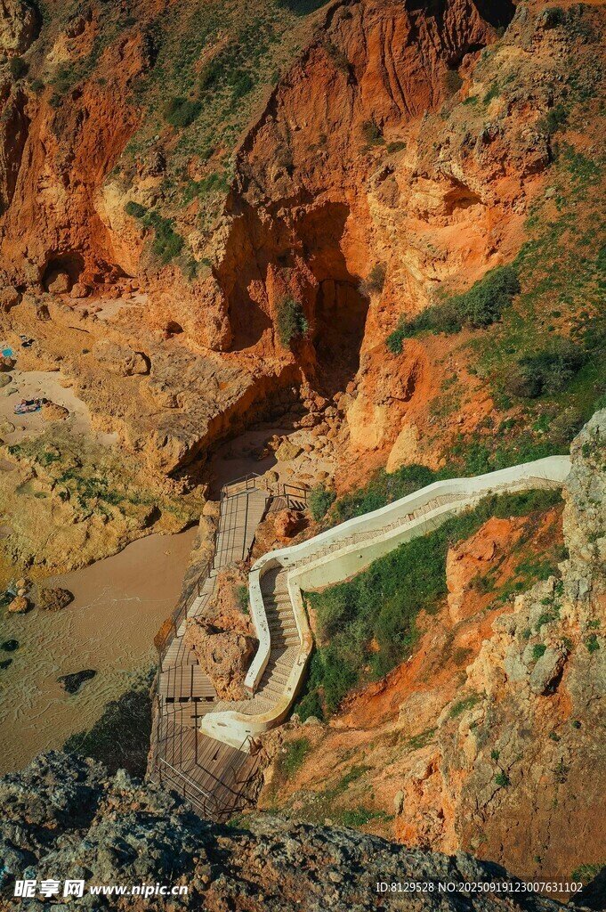 峡谷蜿蜒公路壮丽景观