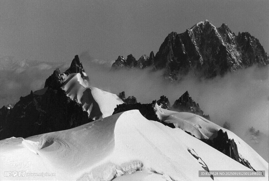 巍峨雪山云雾缭绕之景
