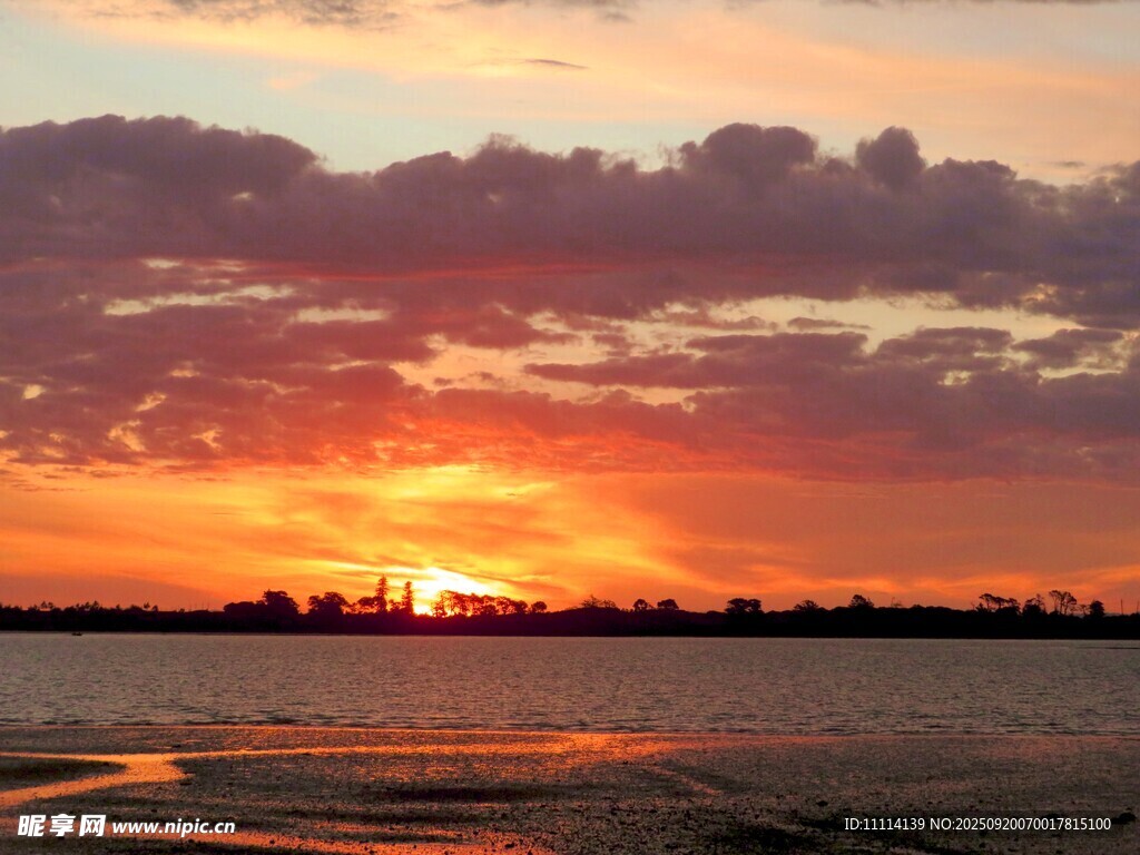 夕阳下的绚烂海滨美景
