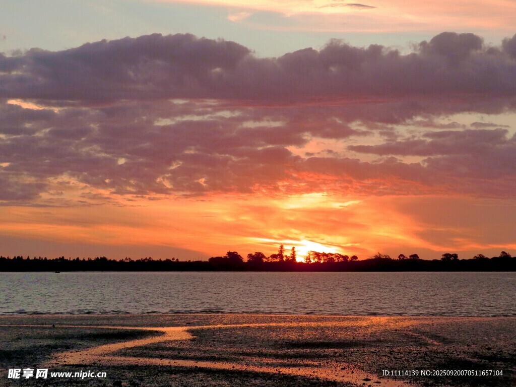夕阳下的美丽海滨风景
