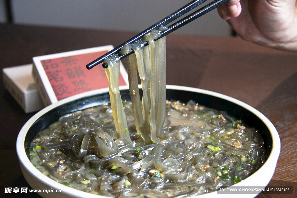 美味捞起的特色红薯粉