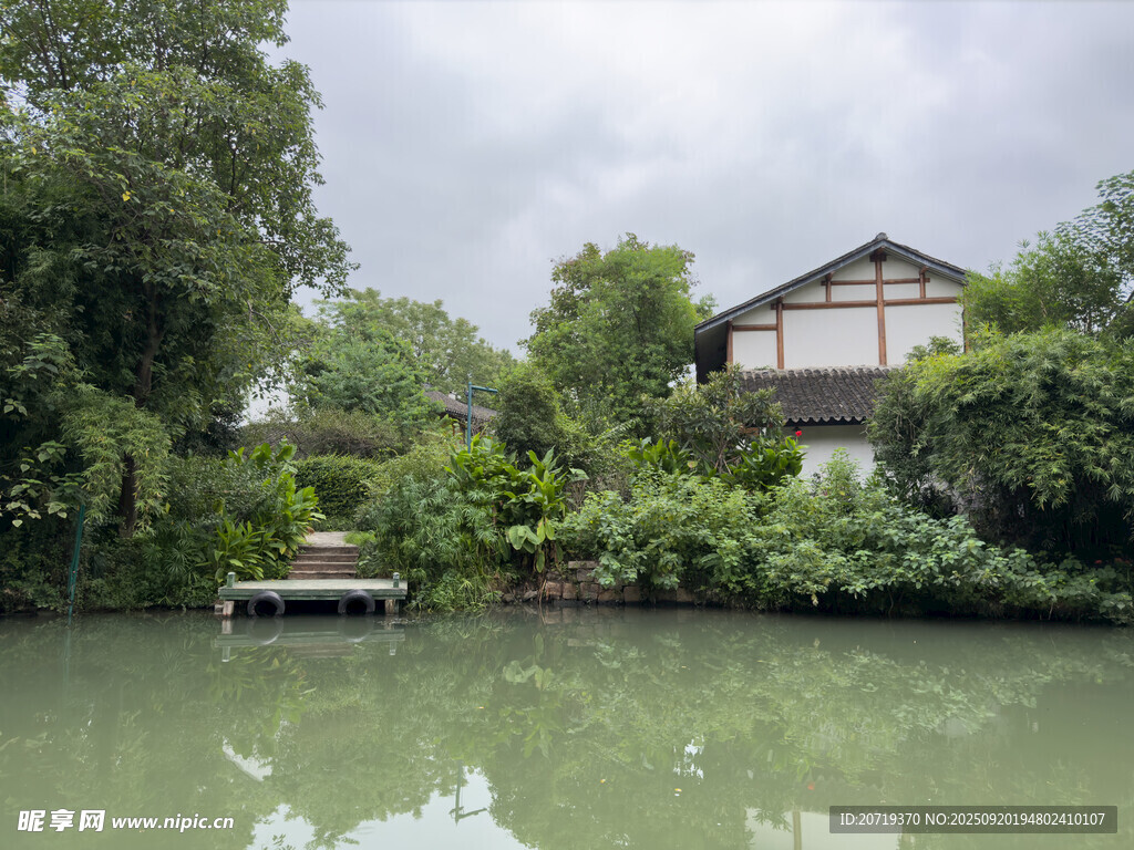 湖畔中式小屋