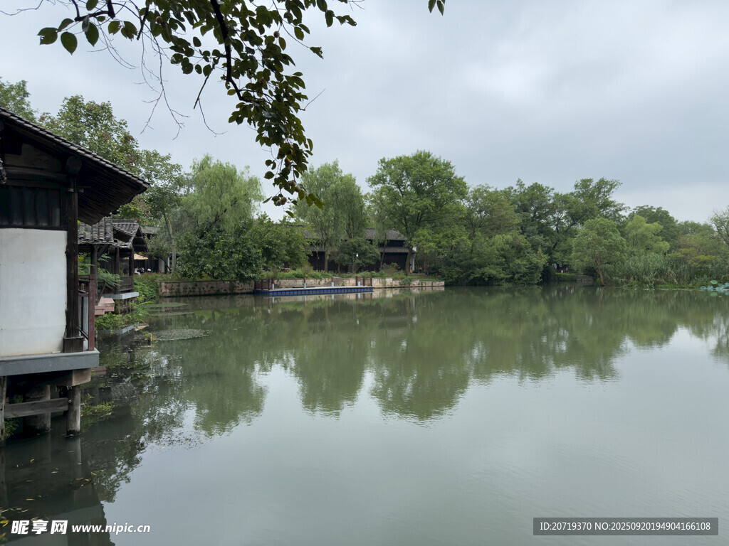湖边中式建筑