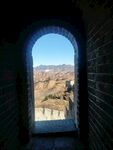 透过长城拱门望壮丽景色