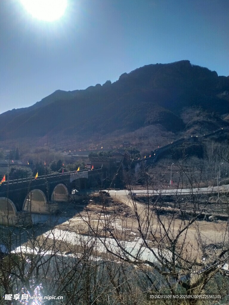 山间冬日风景