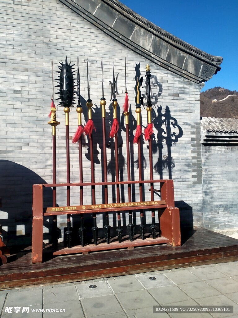 中式建筑前的多彩兵器架