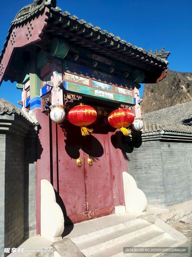 中式传统门楼 红灯笼装点