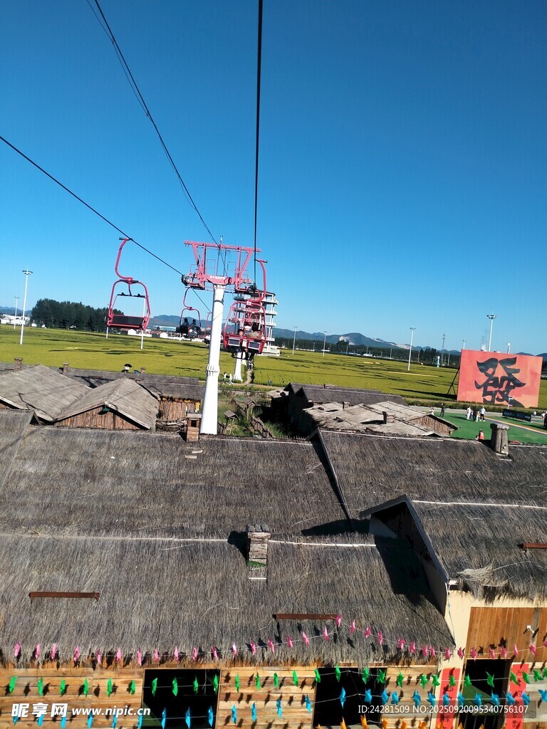 乡村屋顶与电力设施景观观光车