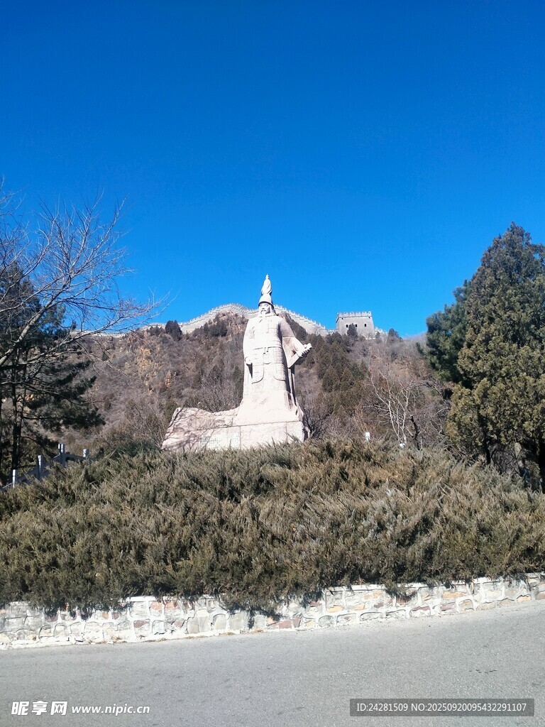 白塔立于山林蓝天之下长城