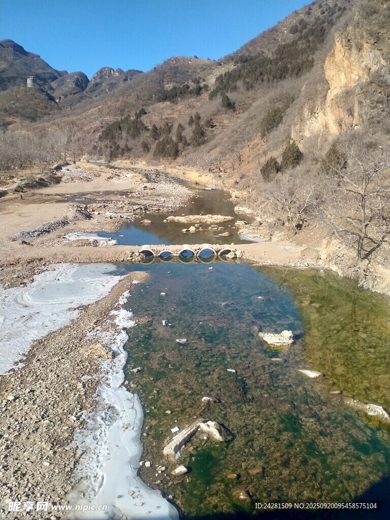 山间清澈溪流与残冰