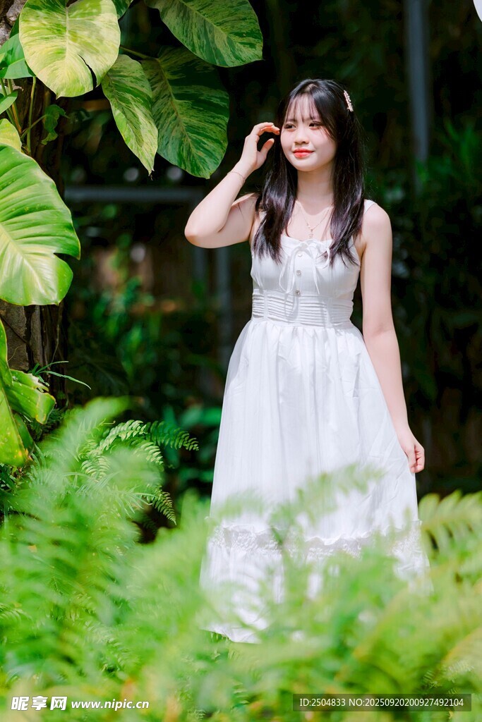 白衣女子于绿植间的优雅瞬间