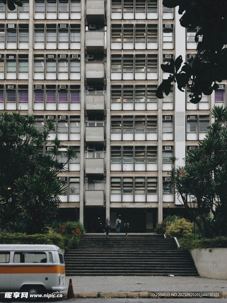 现代多层建筑前的车辆