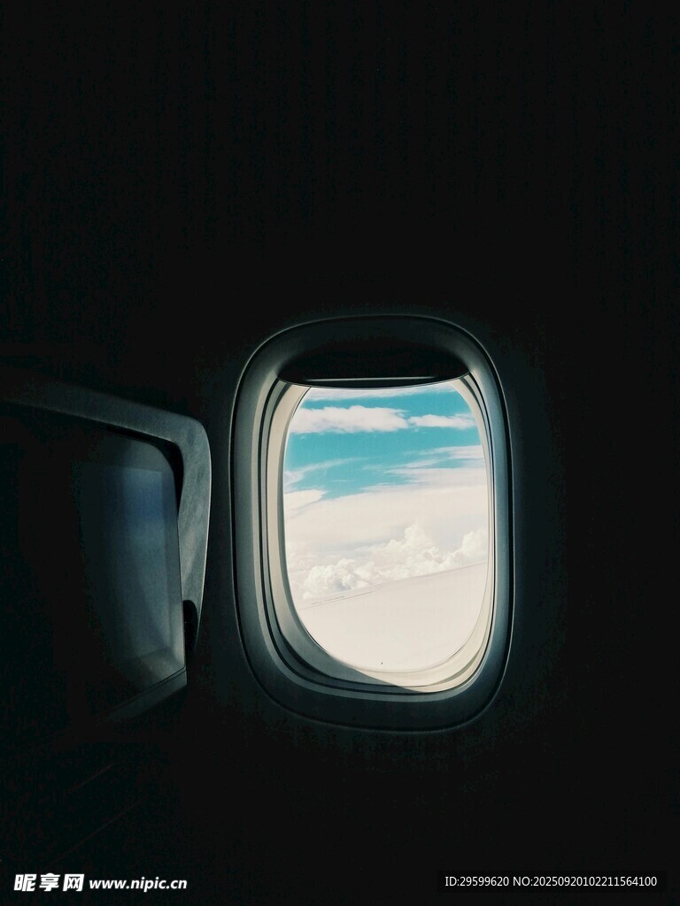 飞机舷窗中的云端美景