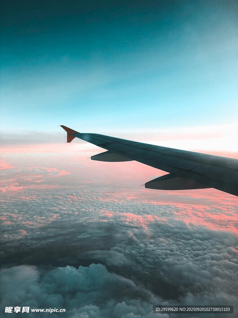 飞机机翼上的云端美景