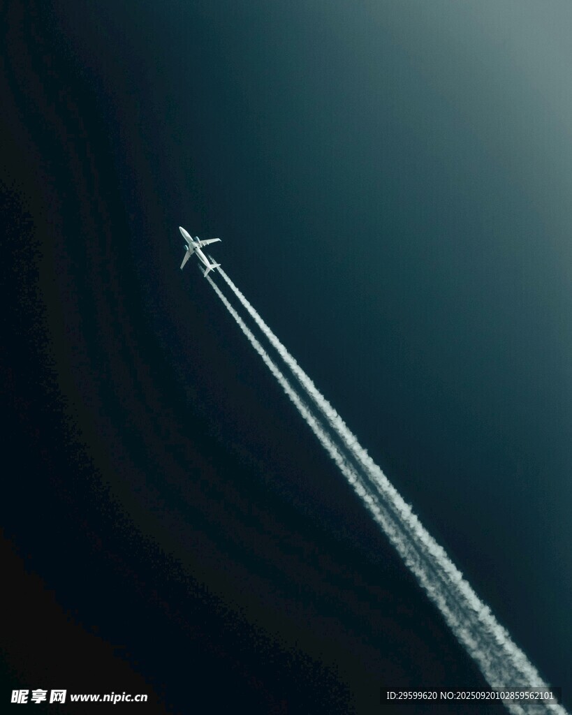 夜空中飞机拖出的美丽尾迹