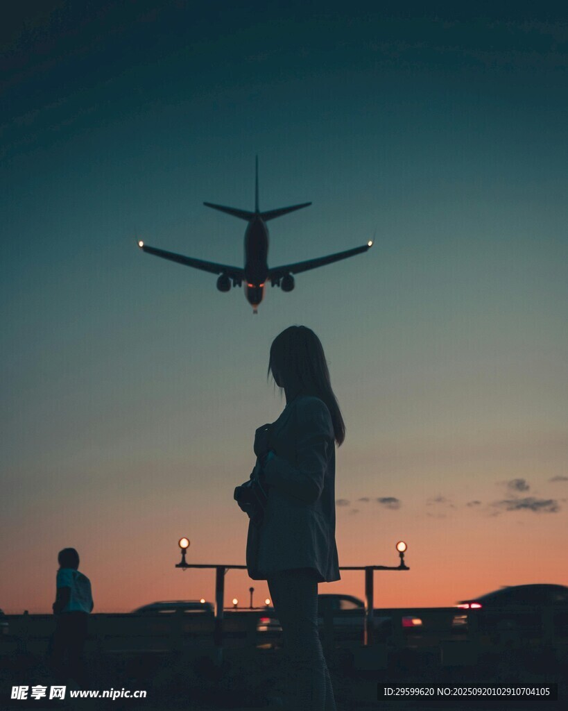 夕阳下孕妇盼飞机归来