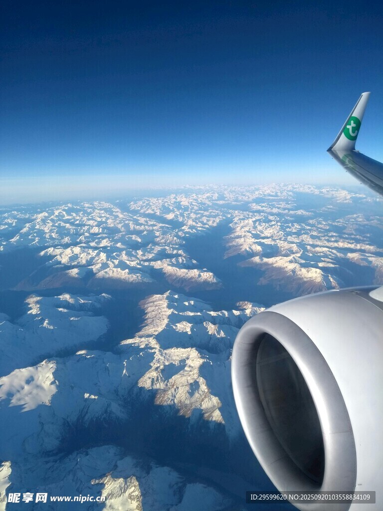 高空飞机视角下的云海景观