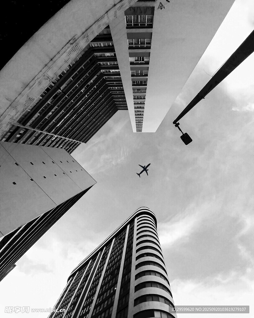 仰视城市摩天大楼景观