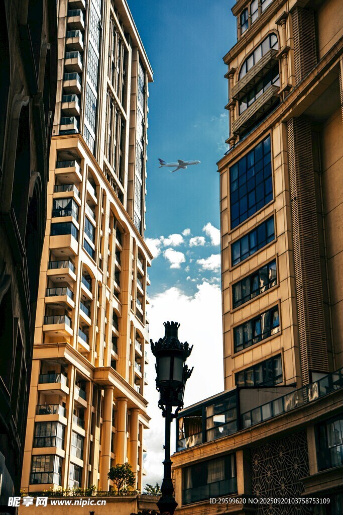 城市高楼间的雕塑景观