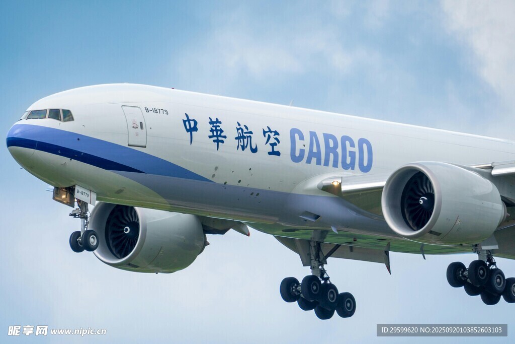 中华航空飞机起飞瞬间