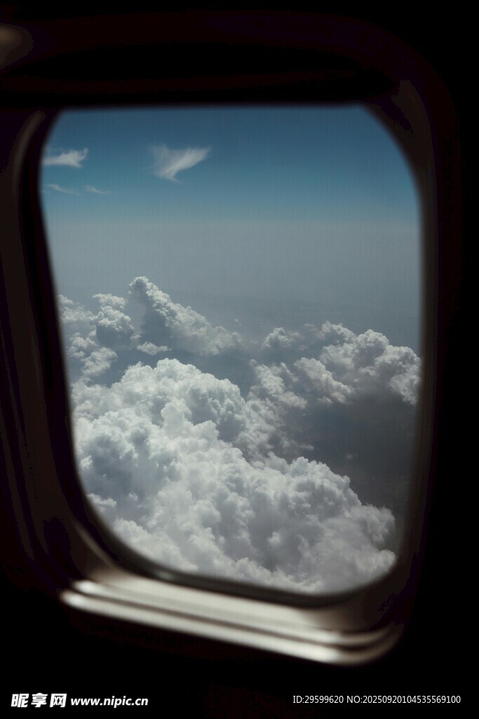 飞机窗景云端之上的美景