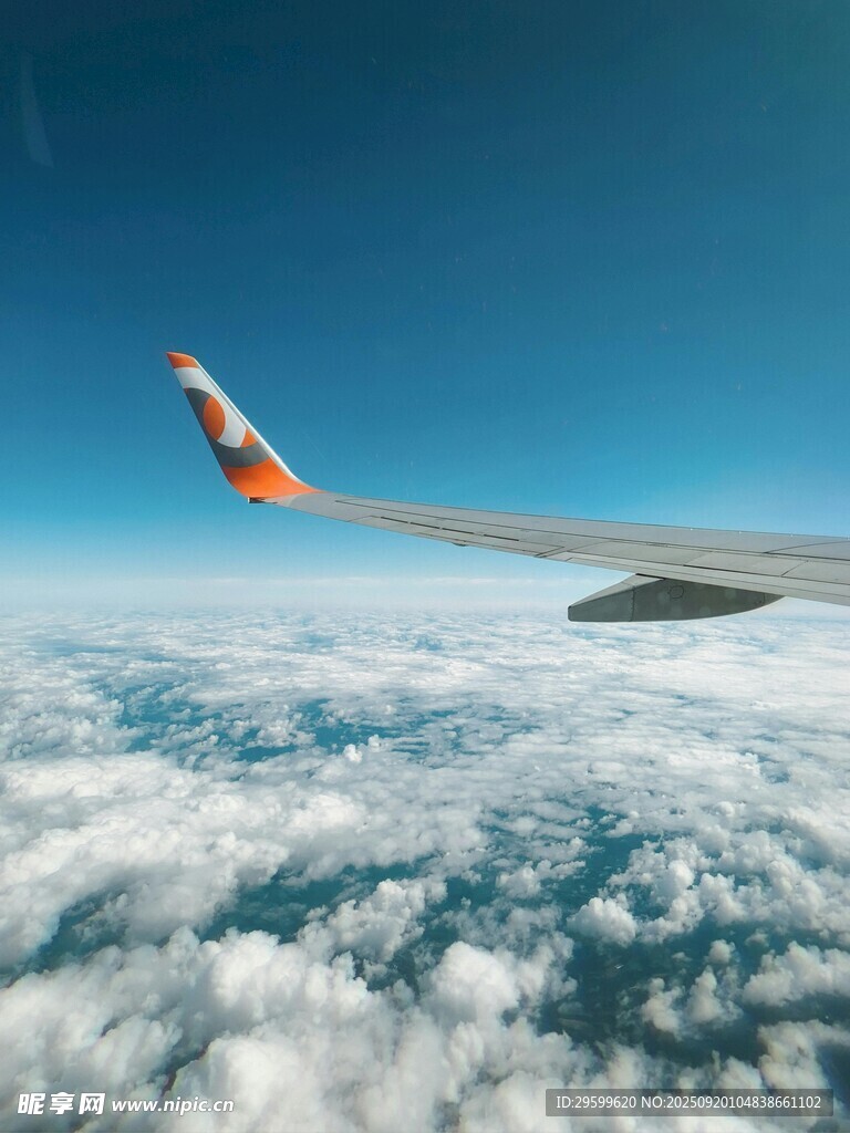 飞机翱翔云端美景