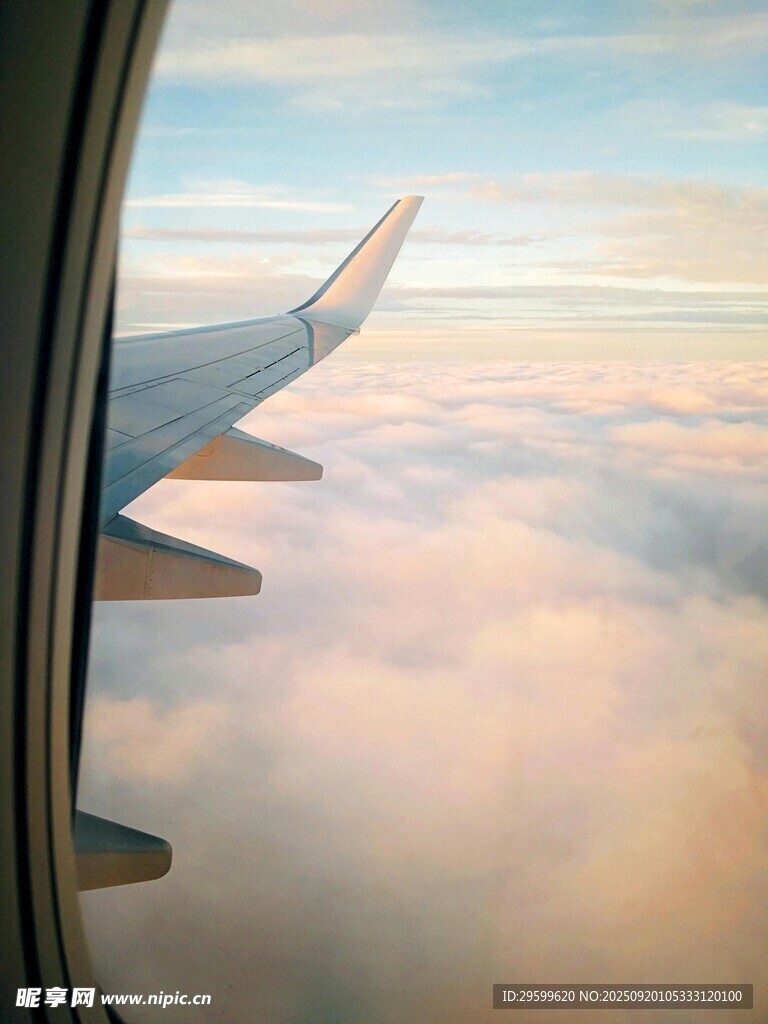 机窗外的云海美景