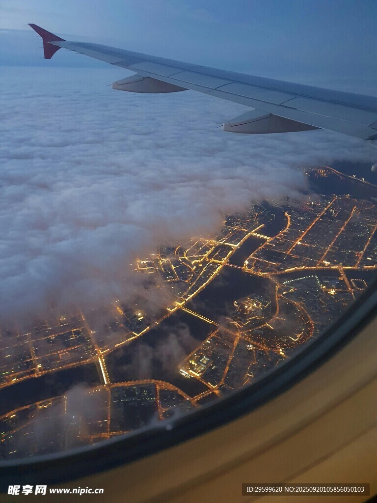 机窗俯瞰城市璀璨夜景