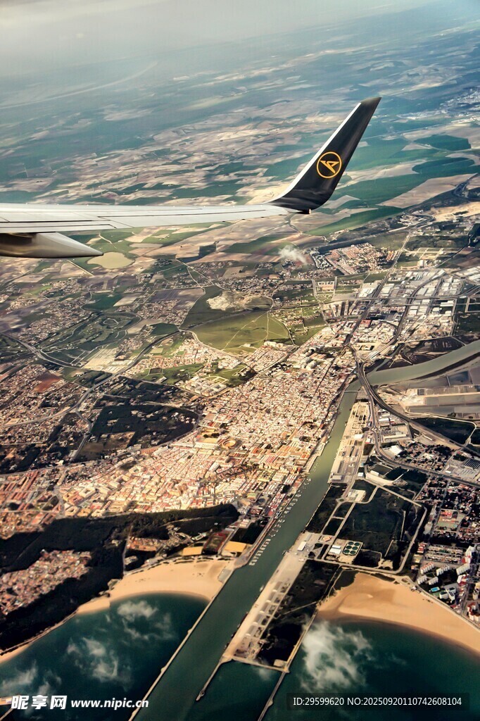 高空俯瞰城市与机场景象
